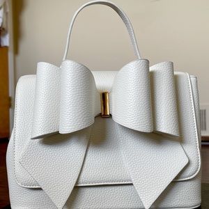 i’m selling a white purse that can also be used as a shoulder purse.